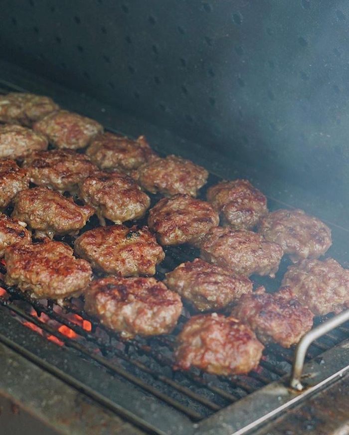 Ổ bánh mì ngập thịt xíu mại với hương vị hòa quyện từ các loại nhân và nước mắm ngọt cay luôn làm nhiều người mê mẩn khi được thưởng thức. Quán mở cửa từ 6h. Giá mỗi ổ bánh mì dao động từ 24.000-30.000 đồng. Ảnh: Foodholicvn.