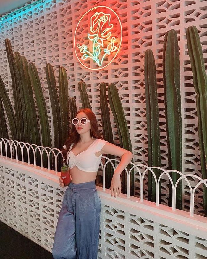 Ngoài jeans, giọng ca Ngôi nhà hoa hồng cũng chăm diện quần rộng vải rũ phối cùng áo crop top. Item này khá phù hợp trong những dịp đi du lịch. Không rườm rà phụ kiện, cô chọn cho mình một đôi hoa tai dáng dài để tạo điểm nhấn.