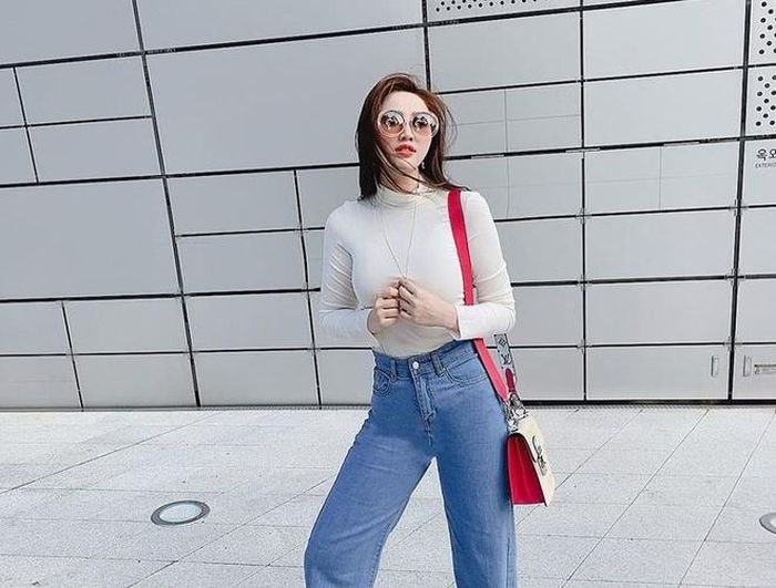 Để trông cao hơn 1,66 m, chiếc quần ống rộng, cạp cao luôn là lựa chọn lý tưởng của nữ ca sĩ khi đi dạo phố. Nó giúp cô khoe được vòng eo nhỏ và thoải mái khi hoạt động. Nếu phần dưới đã thùng thình, Bảo Thy biết cách tiết chế khi diện áo cổ lọ ôm sát bên trên. Cô cũng không quên phối cùng dây chuyền dài, kính mát to bản và chiếc túi của thương hiệu Louis Vuitton để tổng thể bớt nhàm chán. 