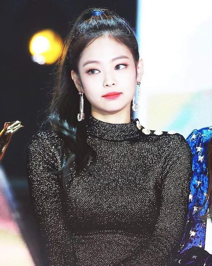 Với hơn 22 triệu lượt theo dõi trên Instagram, Jennie luôn khiến các fan trầm trồ với hàng loạt bức hình xinh đẹp lung linh mà mình đăng tải. Cô còn sở hữu một tài khoản phụ để thể hiện tài năng nhiếp ảnh của bản thân qua những bức hình tự chụp và chỉnh sửa.