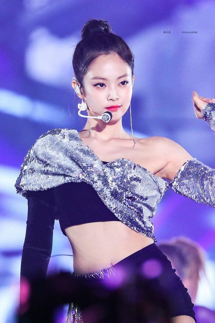Giống như G-Dragon, Jennie được công chúng ưu ái gọi bằng biệt danh “Chanel sống” hay “công chúa Chanel”. Sau khoảng thời gian làm đại sứ truyền thông cho Chanel tại Hàn Quốc, cô trở thành đại sứ thương hiệu của nhà mốt nước Pháp. Là nữ thần tượng gây ảnh hưởng về mặt thời trang, Jennie luôn chăm chút cho hình ảnh bản thân mỗi lần xuất hiện. 
