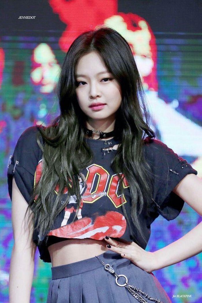 Jennie là thành viên đầu tiên của Black Pink được YG đồng ý cho tách ra solo. Tháng 11/2019, nữ idol chính thức phát hành sản phẩm đầu tay mang tên Solo do chính mình tham gia viết lời. Thành phẩm đạt thành tích cao trên các bảng xếp hạng âm nhạc. 