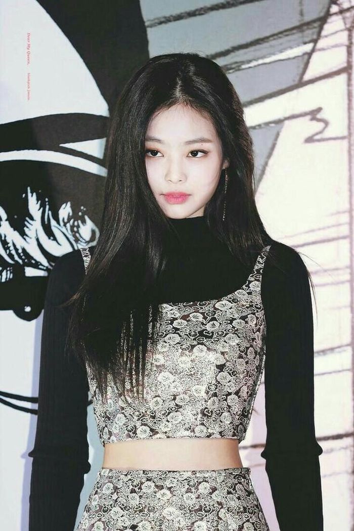 Hình thể chuẩn, dẻo dai là lợi thế giúp Jennie phô diễn những bước nhảy quyến rũ. Giống như G-Dragon, cô luôn hòa mình vào phần vũ đạo mạnh mẽ, dứt khoát, đồng thời làm toát lên thần thái thu hút, khí chất tự tin làm chủ sân khấu. Tùy vào từng ca khúc, từng màn vũ đạo, Jennie sẽ có cách thể hiện cảm xúc trên gương mặt.