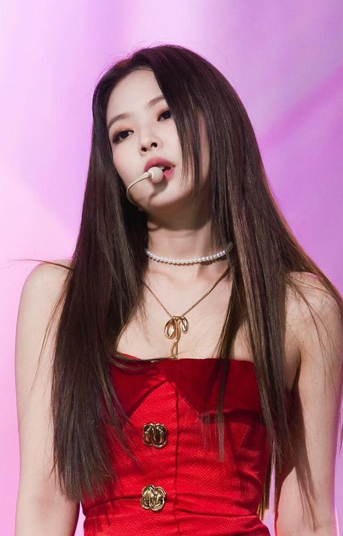 Jennie sinh ngày 16/1/1996. Cô ra mắt cùng Black Pink vào năm 2016 qua 2 MV Boombayah và Whistle. Jennie đảm nhận vai trò rap chính và hát phụ của nhóm. Tuy không phải là giọng chính, nhưng nữ thần tượng luôn được đánh giá cao về khả năng hát live, cũng như cách xử lý những nốt cao trên sân khấu. 