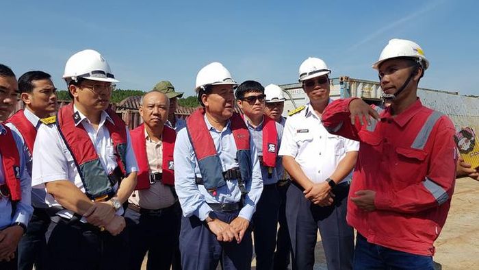 Thứ trưởng Bộ GTVT Nguyễn Văn Công (giữa) kiểm tra tại hiện trường sáng 15-11