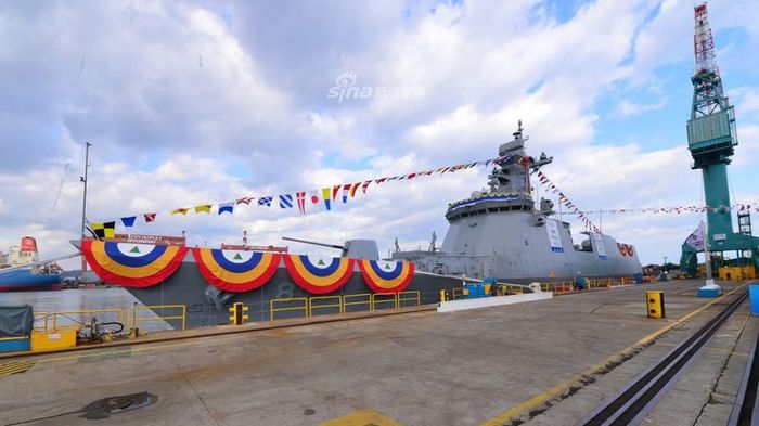 Hôm thứ hai vừa rồi, Hàn Quốc đã cho hạ thủy khinh hạm mới nhất của nước này được đóng theo lớp Daegu. Đây là khinh hạm thứ ba của Hàn Quốc được đóng theo lớp Daegu và là chiếc thứ hai đang được Hàn Quốc hoàn thiện. Nguồn ảnh: Chosul.