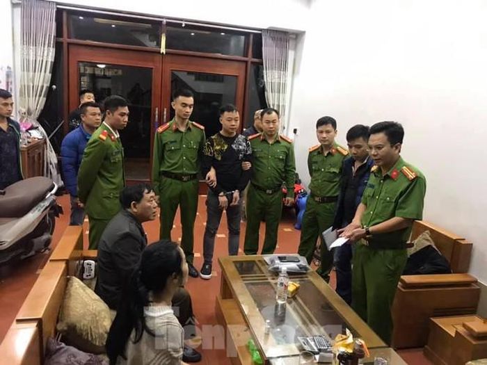 Lực lượng công an Lạng Sơn tiến hành bắt giữ Huynh, khám xét nhà đối tượng. Ảnh: Minh Anh