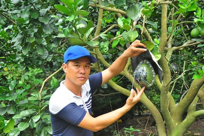 Anh Tâm bên sản phẩm tạo hình của mình. ẢNH: HÒA HỘI