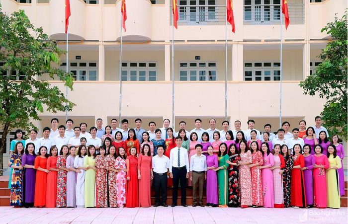 Tập thể Hội đồng Sư phạm nhà trường năm học 2019 - 2020. Ảnh: Minh Tuấn