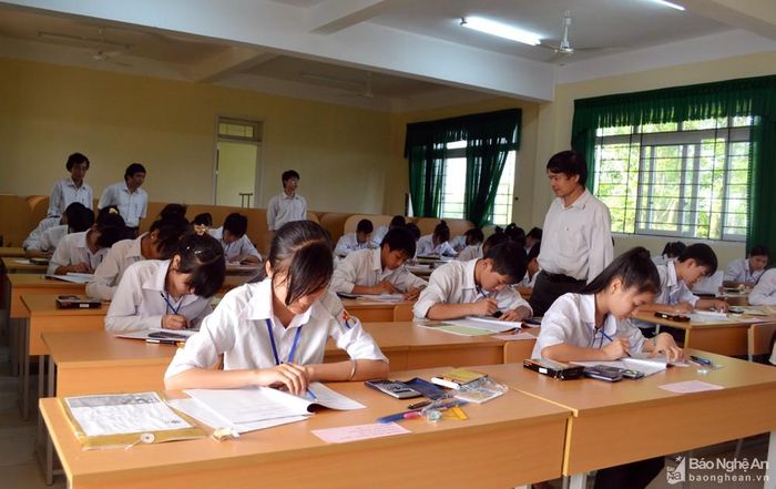 Học sinh Trường THPT Kim Liên tham gia kỳ khảo sát, đánh giá năng lực học sinh theo chuẩn quốc tế (PISA) năm 2012. Ảnh: Minh Tuấn