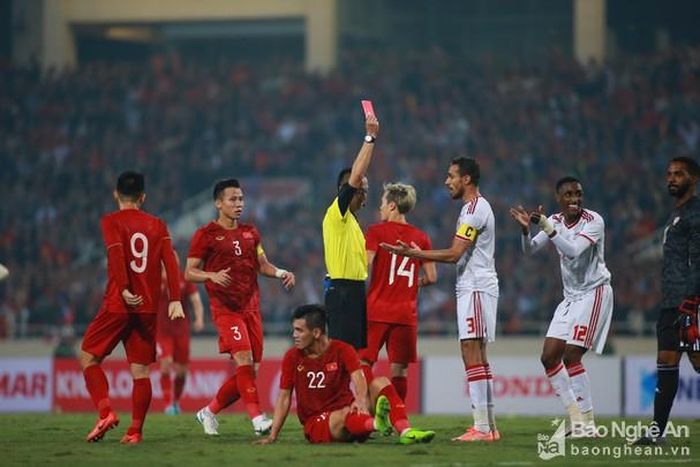 Trọng tài đưa ra quyết định dứt khoát. Ảnh: Xuân Thủy