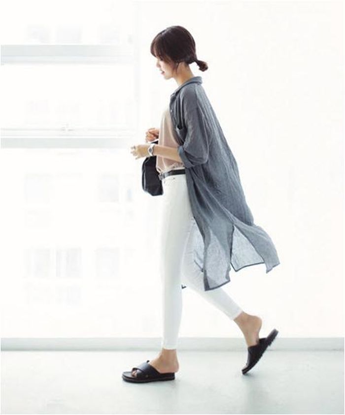 Sơ mi dáng dài mỏng, nhẹ kết hợp quần skinny sáng màu