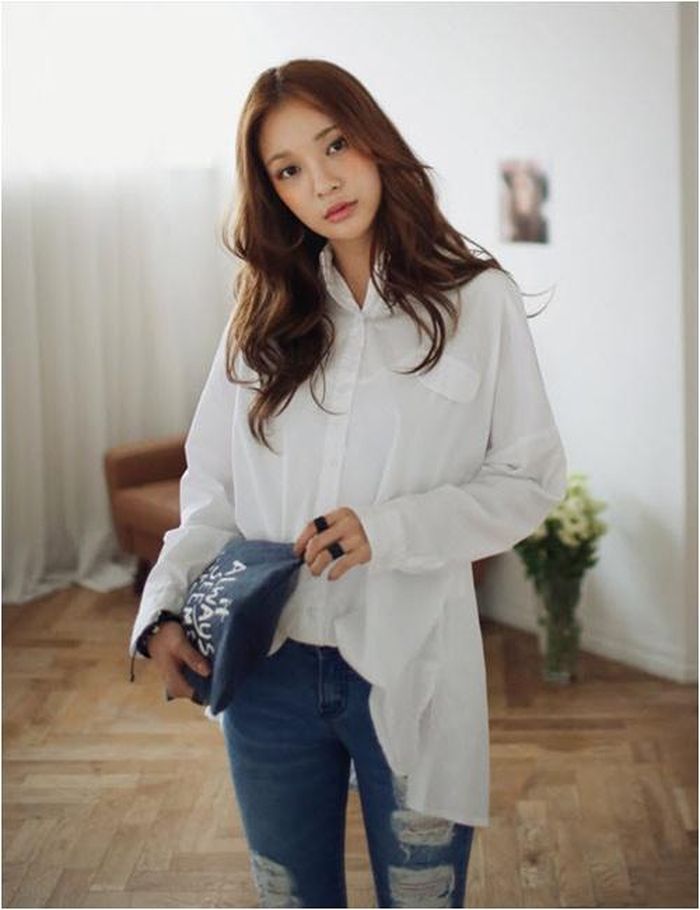 Phối sơ mi trắng dài cùng quần skinny