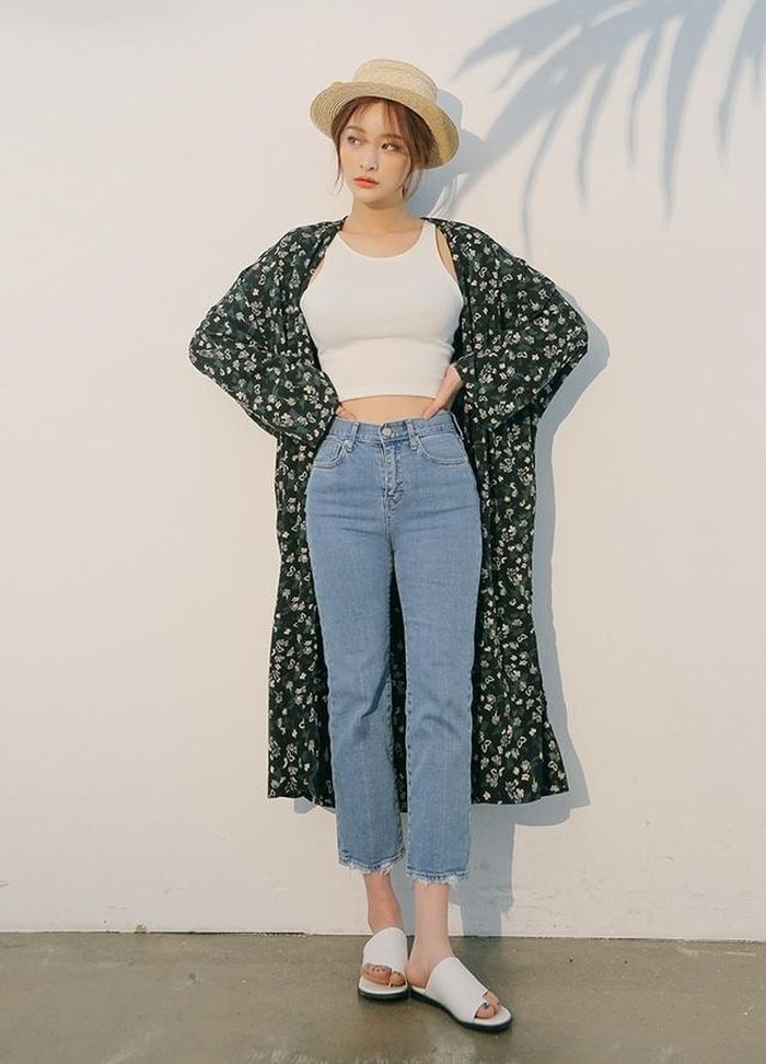 Croptop cá tính và quần jeans vintage rất đáng yêu