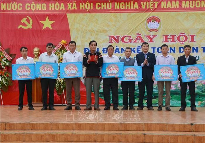 Trao 7 căn nhà đại đoàn kết cho các hộ gia đình có hoàn cảnh khó khăn.