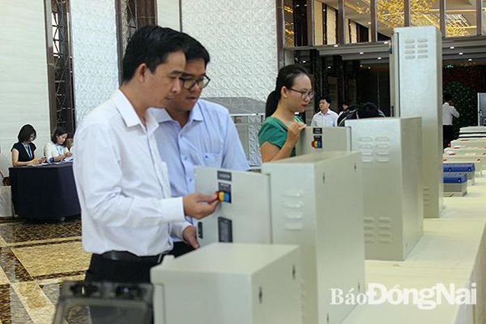 Doanh nghiệp tham quan các thiết bị điện năng lượng mặt trời
