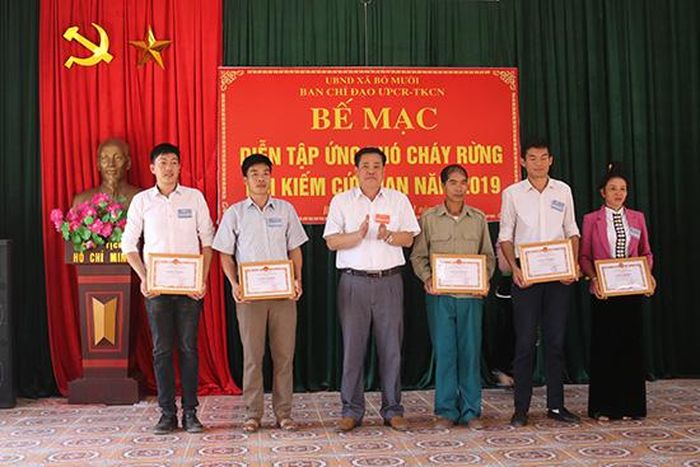Lãnh đạo UBND huyện tặng Giấy khen cho các cá nhân có thành tích xuất sắc trong diễn tập.
