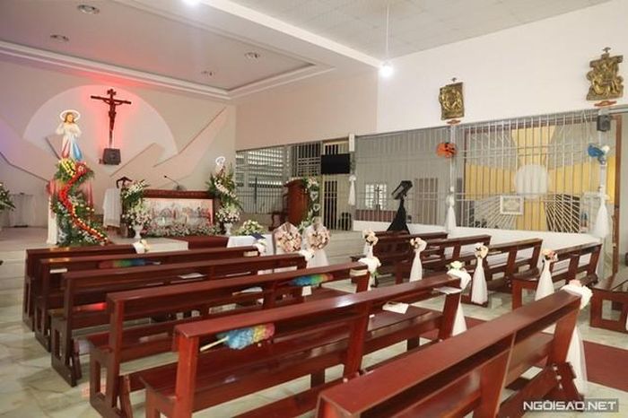 Không gian được trang trí đơn giản với hoa tươi làm chủ đạo.