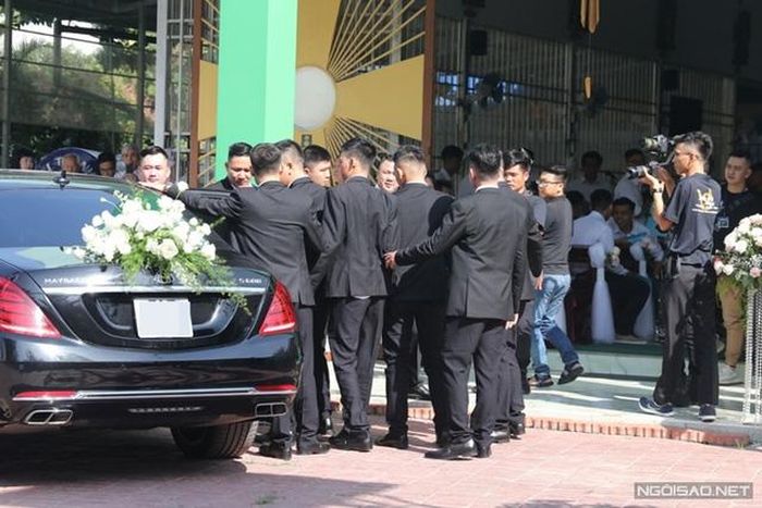 Khi xe vừa di chuyển vào sân, đội ngũ bảo vệ có mặt sẵn, che chắn cô dâu, chú rể bước vào lễ đường. Trước đó, đích thân anh trai Thế Bảo của Bảo Thy chỉ đạo bảo vệ làm việc, giúp đảm bảo riêng tư cho ngày vui của em gái.