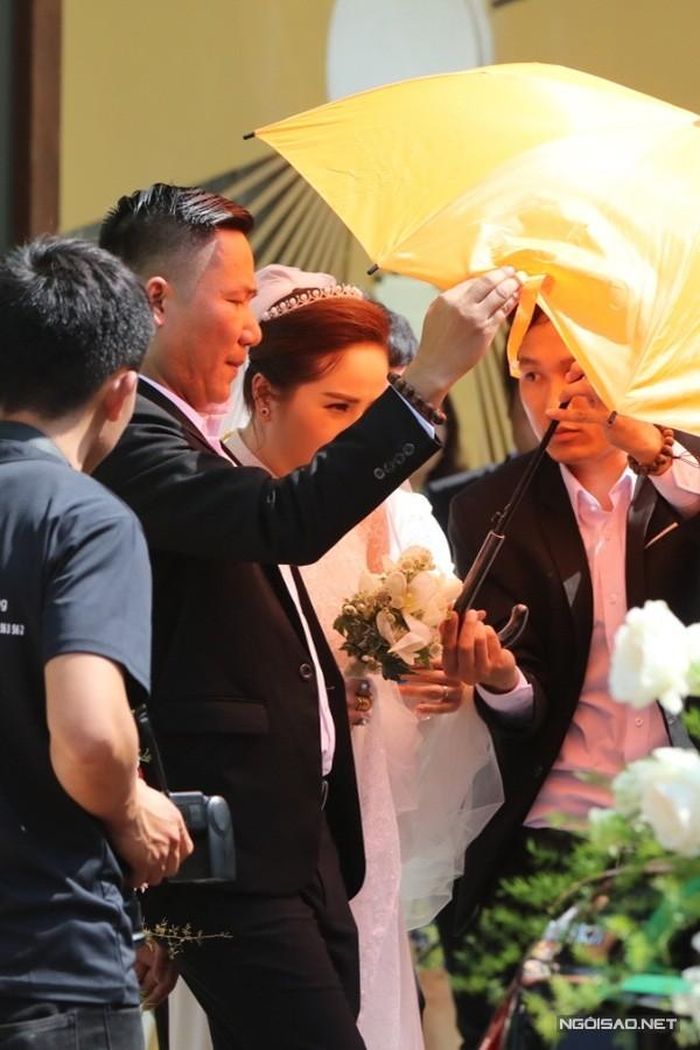 Bảo Thy cũng diện áo dài màu trắng, đội vương miện trong buổi sáng làm lễ.
