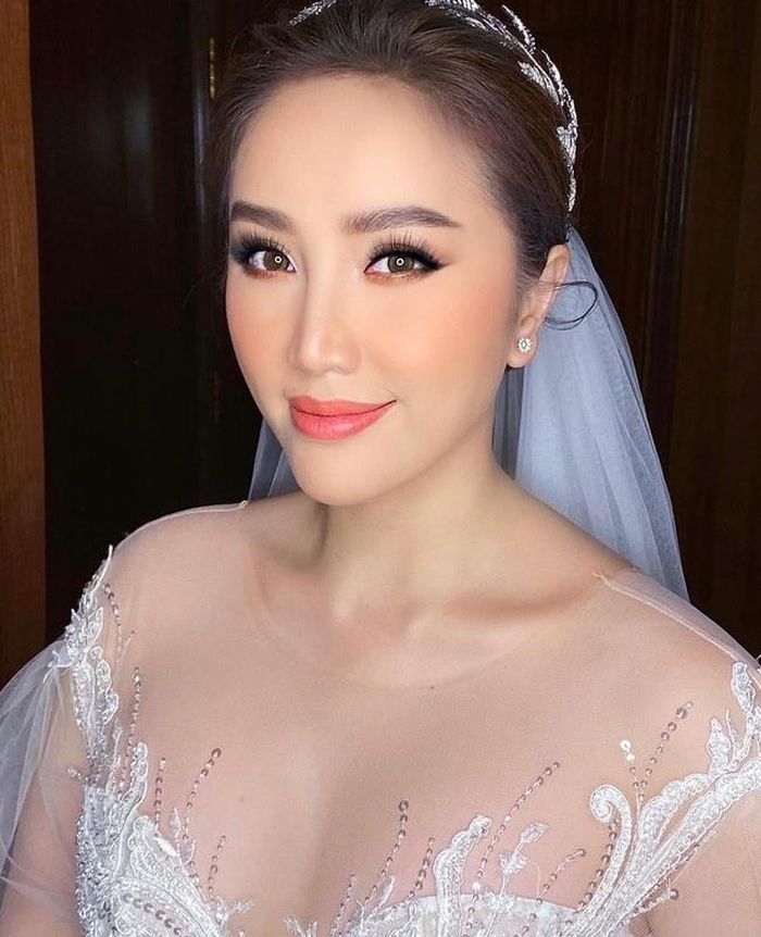 Bảo Thy rạng rỡ trong ngày cưới.