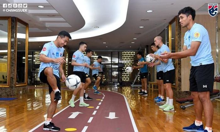 Chanathip Songkrasin có tâm lý thoải mái khi bắt cặp cùng Teerasil Dangda trong buổi tập. Messi "Thái" vừa ghi bàn ở vòng đấu trước, nhưng chừng đó là không đủ để giúp "Voi chiến" giành điểm trước một Malaysia với điểm tựa sân nhà.
