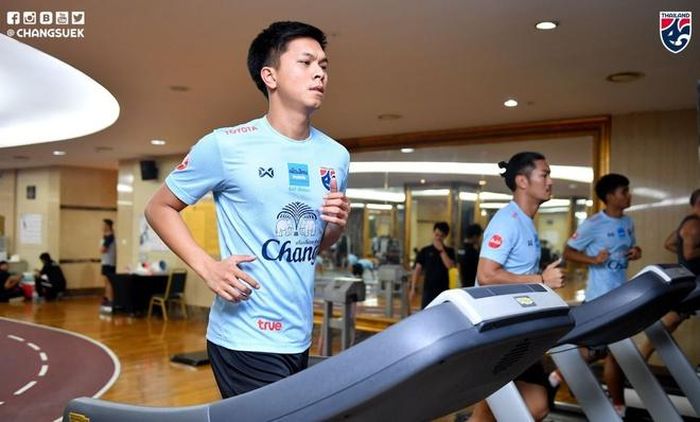 Dàn sao Thái Lan duy trì thể lực với máy chạy bộ. Chứng kiến thầy trò HLV Nishino không ra sân tập, CĐV xứ sở chùa Vàng bày tỏ sự quan ngại. "Tuyển Việt Nam là đối thủ khó chơi, tập luyện thế này có đủ để giành chiến thắng không?", CĐV hoài nghi.