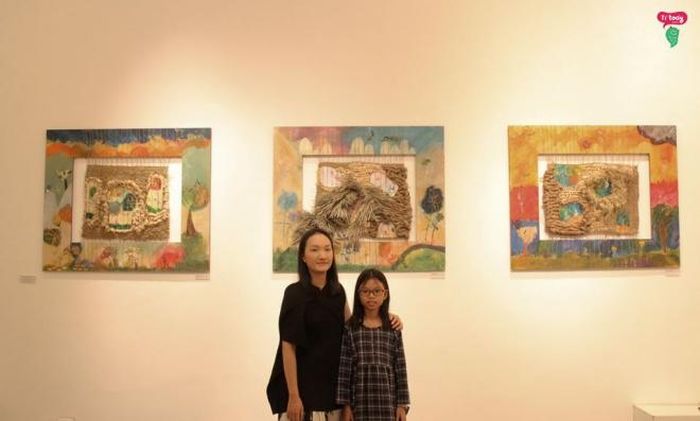 Nhím cùng cô giáo Thùy Trang tại triển lãm