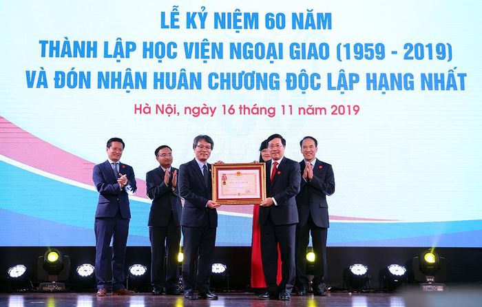 Phó Thủ tướng Phạm Bình Minh trao Huân chương Độc lập hạng Nhất cho Học viện Ngoại giao Việt Nam. Ảnh: VGP/Hải Minh