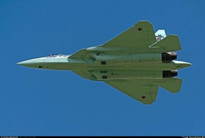 Trên chiến đấu cơ Su-57 của Nga, ngay cạnh họng hút của động cơ cũng có hệ thống tương tự nhưng có hình vuông và chỉ có một ăng-ten - có nghĩa là vừa làm nhiệm vụ nhận, vừa làm nhiệm vụ truyền tin. Nguồn ảnh: Projectsuk.