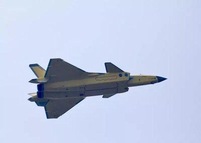 Việc trang bị cùng lúc hai ăng-ten loại này ở hai phía của máy bay J-20 cho thấy hệ thống ăng-ten sẽ được hoạt động độc lập nhau, có nghĩa là trong khi một ăng-ten làm nhiệm vụ chuyên gửi tin thì chiếc còn lại sẽ làm nhiệm vụ nhận tin. Nguồn ảnh: Projectsuk.