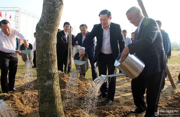 Phó Thủ tướng Vương Đình Huệ, Giám mục Nguyễn Hữu Long, lãnh đạo tỉnh và các đại biểu trồng cây đại đoàn kết trong khuôn viên Nhà Văn xóm Tân Lập 1. Ảnh: Thanh Quỳnh