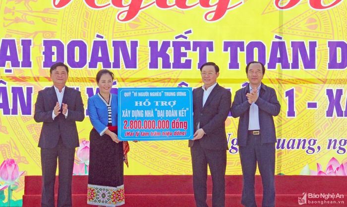 Phó Thủ tướng Vương Đình Huệ và đại diện lãnh đạo Ủy ban Trung ương MTTQ Việt Nam trao tặng 2,8 tỷ đồng hỗ trợ xây dựng 70 nhà ở cho hộ nghèo toàn tỉnh. Ảnh: Thanh Quỳnh