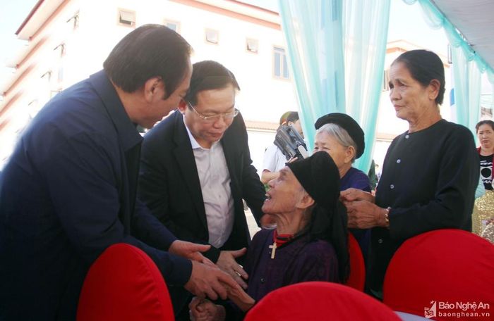 Phó Thủ tướng Vương Đình Huệ thăm hỏi bà con trên địa bàn xóm Tân Lập 1. Ảnh: Thanh Quỳnh