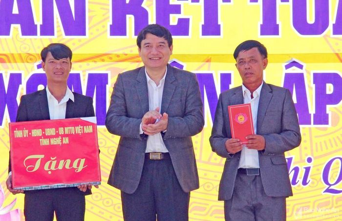 Đồng chí Bí thư Tỉnh ủy Nguyễn Đắc Vinh tặng quà cho nhân dân xóm Tân Lập 1. Ảnh: Thanh Quỳnh