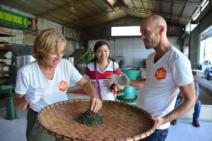 Hai chuyên gia chè đến từ Pháp Carine và Florian (phải) trong mẻ chè tự tay sao sấy.