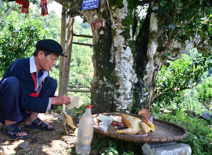 Thầy cúng Hoàng Xuân Chiêu bên mâm cúng chè cổ