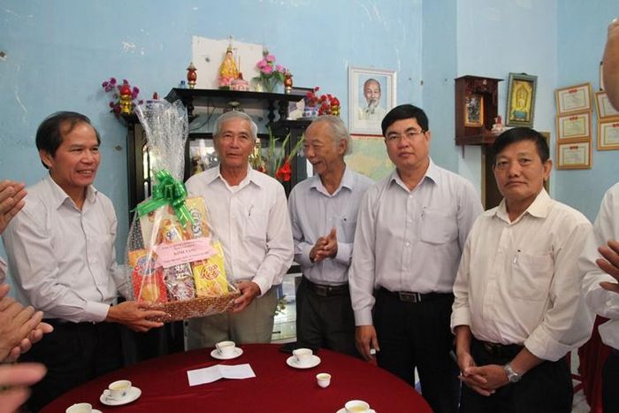 Đồng chí Nguyễn Xuân Tiến, Ủy viên Trung ương Đảng, Bí thư Tỉnh ủy Lâm Đồng, thăm và tặng quà cho người cao tuổi tại TP Bảo Lộc. Ảnh: Đông Anh