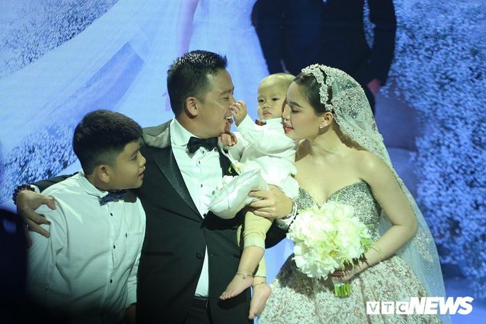  Con trai riêng của Xuân Văn cũng có mặt trong lễ cưới. Cậu bé rất yêu thương em trai và là người cầm nhẫn lên sân khấu cho bố và mẹ Giang Hồng Ngọc. Trong khi đó, cậu con trai một tuổi của Giang Hồng Ngọc và Xuân Văn rất dạn dĩ trước ống kính. 