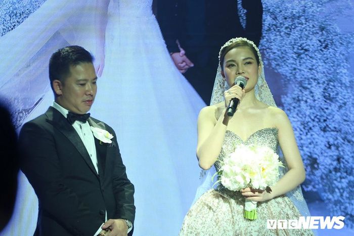  Trong tiệc cưới, khi được hỏi 5 điều về chồng, Giang Hồng Ngọc hết lời khen ngợi Xuân Văn nhưng cô mong anh bớt nhậu để gia đình êm ấm. 
