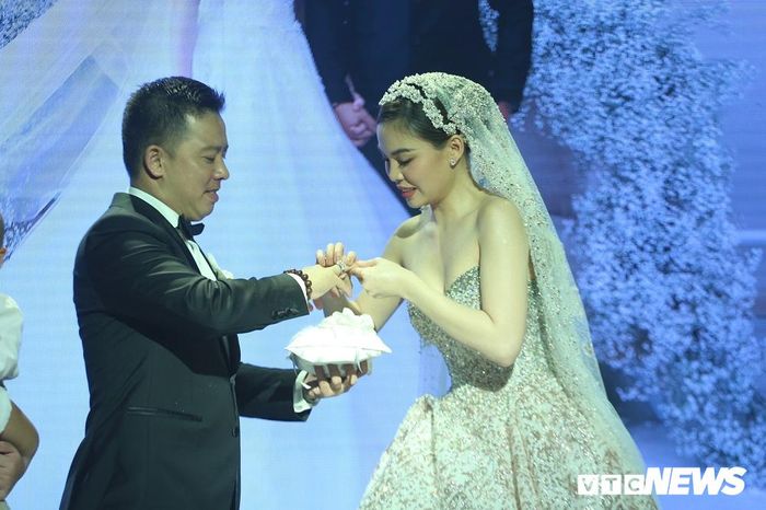  Giang Hồng Ngọc xúc động khi trao nhẫn cho chồng. Sau 2 năm yêu và có với nhau cậu con trai đáng yêu, Giang Hồng Ngọc cùng người yêu quyết định kết hôn. Chồng của nữ ca sĩ tên Xuân Văn, 38 tuổi và là một công chức Nhà nước chứ không phải đại gia như nhiều người đồn đoán. 