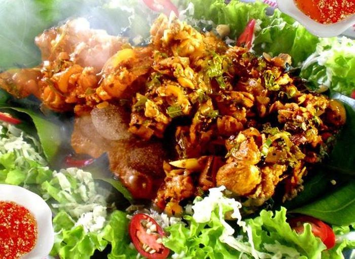 Đặc biệt, những viên sỏi giữ được nhiệt khá lâu nên thực khách có thể thưởng thức món ăn này một cách thư thả để cảm nhận vị ngon trong từng thớ thịt. Nếu có dịp du lịch đến vùng sông nước Hậu Giang, bạn đừng nên bỏ lỡ cơ hội thưởng thức hương vị độc đáo của món ăn này. 