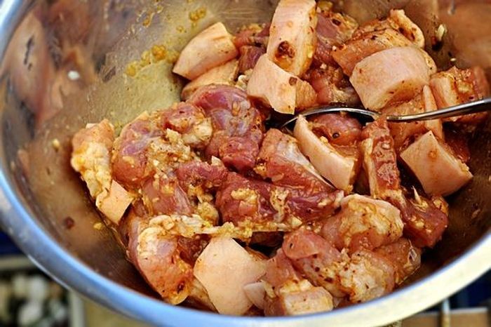 Khâu ướp thịt được xem là công đoạn quan trọng, có vai trò quyết định hương vị của món ăn này. Thông thường, các nhà hàng sẽ hoàn tất công đoạn tẩm ướp gia vị cho thịt lợn trước khi mang lên bàn ăn để thực khách tự đảm nhiệm phần nướng. Ảnh: Haisanphanthiet.