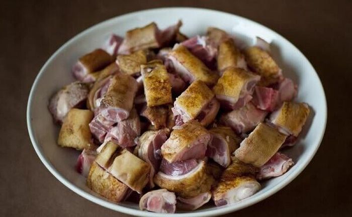 Có nguyên liệu chính từ thịt lợn rừng nên món "sỏi mầm" còn có tên gọi khác là lợn rừng nướng sỏi. Người Hậu Giang cho rằng muốn giữ thịt lợn tươi ngon, bạn không nên rửa bằng nước mà chỉ cần thấm khô bằng khăn sạch. Sau đó, thịt sẽ được thái mỏng rồi ướp chung với các gia vị như tiêu, hành, tỏi, ớt, ngò gai, bột ngọt... Ảnh: Massageishealthy.