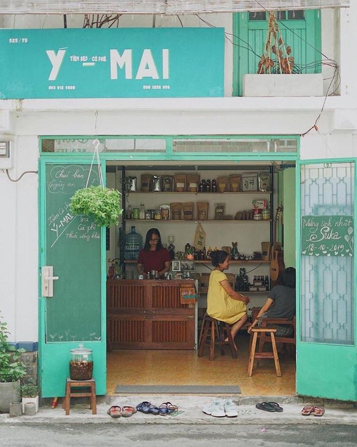 Một vị khách từng trải nghiệm ở quán chia sẻ: "Đến Cửa Tiệm Ý Mai như được trở về chính căn nhà của mình. Cuộc sống đôi khi không cần quá nhiều, chỉ cần một nơi bình yên nằm nghe nắng mưa như vậy là đủ". Nếu bạn thuộc tuýp người thích chốn an lành, muốn tìm lại những ký ức ngày thơ ấu, thì nơi đây sẽ là một địa điểm lý tưởng để bạn ghé thăm. Ảnh: CuaTiemYMai, Foodholicvn.