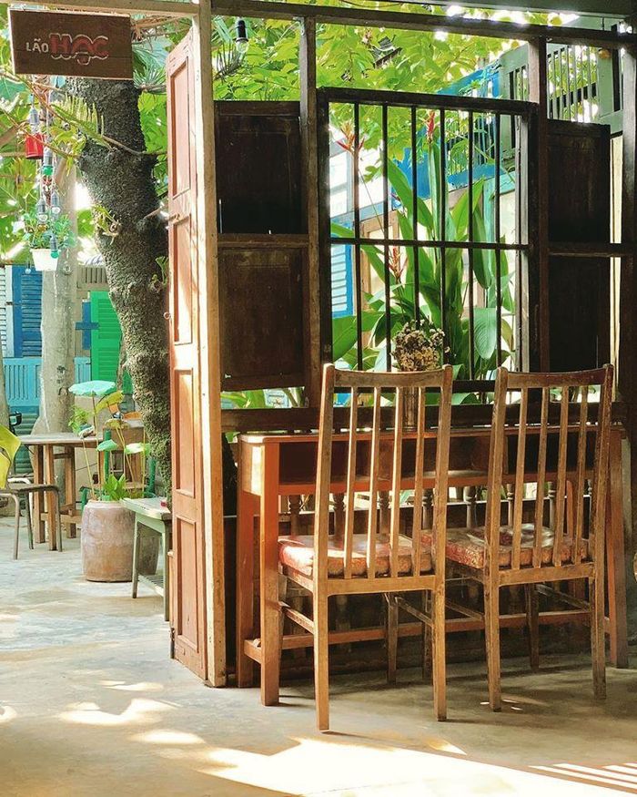 Mỗi góc quán đều được chăm chút với những bộ bàn ghế, vật dụng xưa như xe đạp cổ, sách, ti vi hay những chiếc đèn cũ đậm chất hoài cổ. Bạn có thể đến đây, vừa ngắm nhìn bờ kênh Nhiêu Lộc, vừa nhâm nhi một chai bia hoặc vài thức uống nhẹ và thả hồn mình vào những bài nhạc xưa đang phát. Ảnh: LaoHacPub.