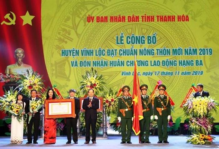 Đại diện huyện Vĩnh Lộc đón nhận Huân chương Lao động hạng Ba của Chủ tịch nước tặng thưởng.
