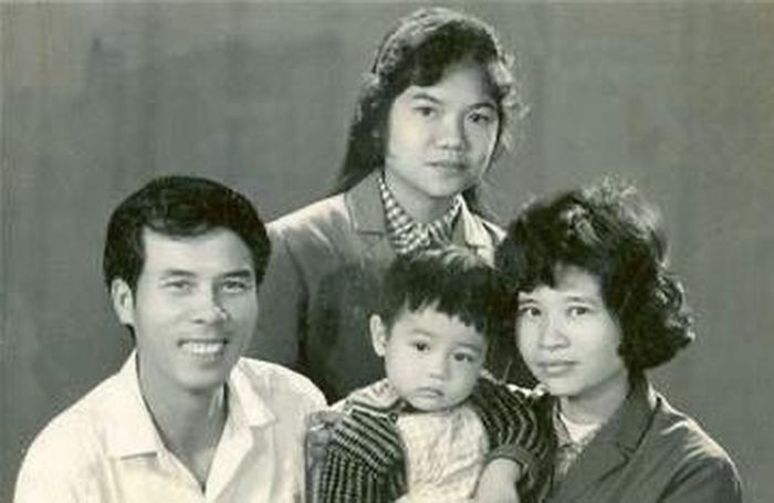 Nhà thơ Thanh Tùng hạnh phúc với người vợ “Thời hoa đỏ” (Vợ Thanh Tùng bế con trai)