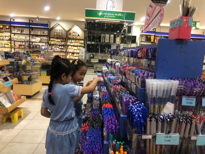 Một cây viết, một quyển sổ được gói cẩn thận, ghi lời chúc nắn nót từ các em học sinh cùng lời hứa chăn ngoan, học giỏi là món quà ý nghĩa với thầy cô trong ngày tri ân.