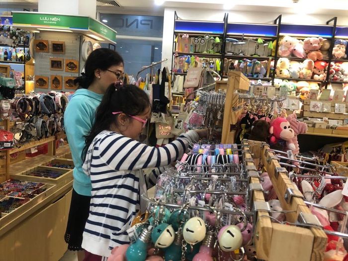 Tranh thủ dịp cuối tuần, nhiều học sinh được cha mẹ đưa đi mua quà để tri ân thầy cô nhân ngày Nhà giáo Việt Nam. Thay vì những món quà đắt tiền, nhiều em muốn tự tay làm quà tặng. "Em tự mua giấy về làm hoa, gấp thiệp, tự ghi lời chúc gửi đến thầy cô chứ không mua quà bán sẵn ngoài tiệm. Em muốn thể hiện sự sáng tạo và tình cảm, lòng biết ơn dành cho thầy cô từ món quà của mình" - Hương Ly (9 tuổi, ngụ quận 3, TPHCM) chia sẻ.